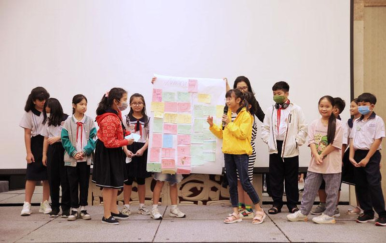 Các em học sinh tiểu học tham dự Hội thảo chia sẻ về Kế hoạch hành động năm 2023 tại trường học.