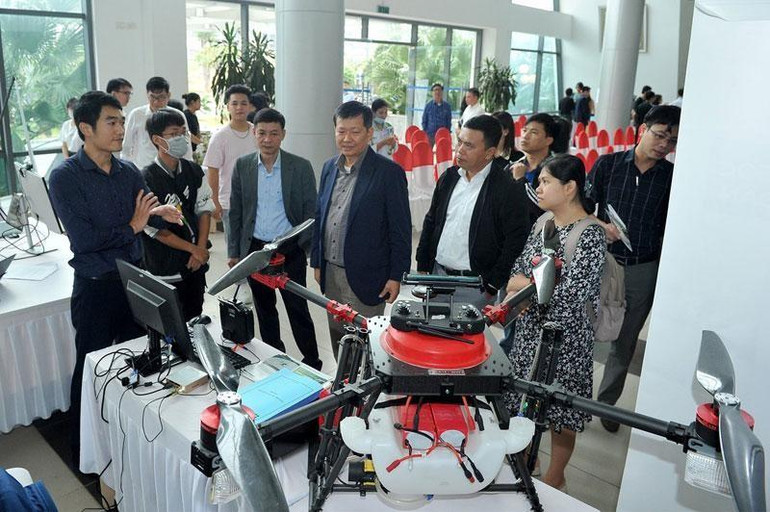 Các đại biểu và khách tham quan gian trưng bày, giới thiệu sản phẩm công nghệ cao của Viện nghiên cứu và ứng dụng công nghệ cao Hòa Lạc. (Ảnh: ĐĂNG KHOA)