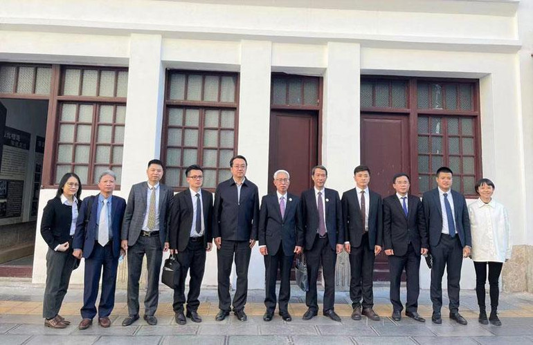 Đại sứ Phạm Sao Mai, Tổng Lãnh sự Nguyễn Trung Hiếu cùng cán bộ Đại sứ quán Việt Nam tại Trung Quốc và Tổng Lãnh sự quán Việt Nam tại Côn Minh khảo sát tiến độ trùng tu Khu di tích Chủ tịch Hồ Chí Minh tại Côn Minh.