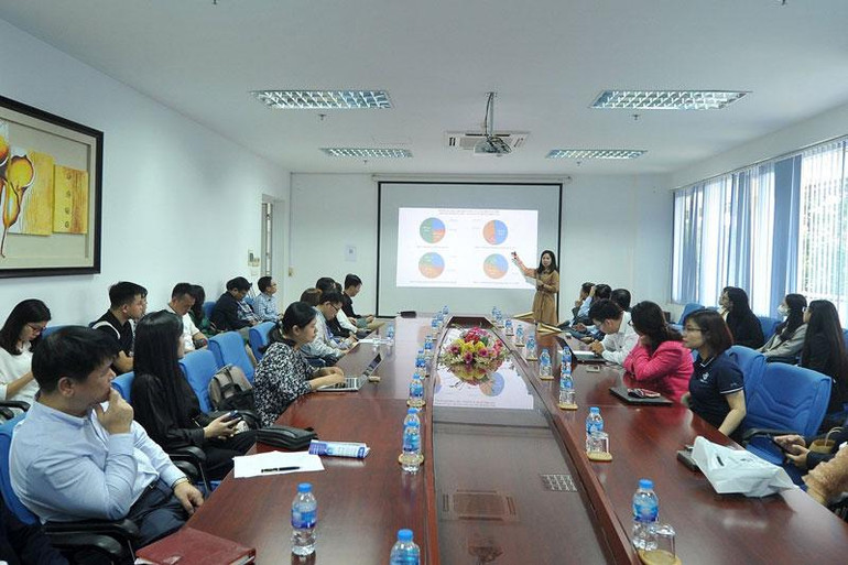 Các doanh nghiệp, nhà đầu tư nghe thuyết trình các sản phẩm công nghệ cao. (Ảnh: ĐĂNG KHOA)