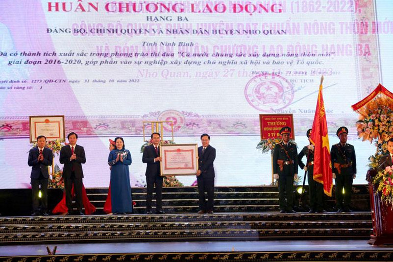 Đảng bộ, chính quyền huyện Nho Quan đón nhận Huân chương Lao động hạng Ba.