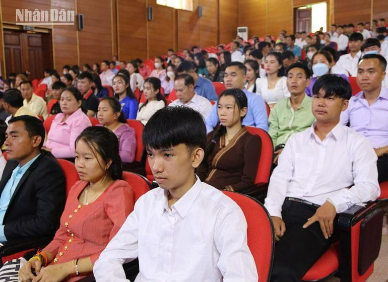 Các lưu học sinh Lào sang nhập học năm học 2022-2023.