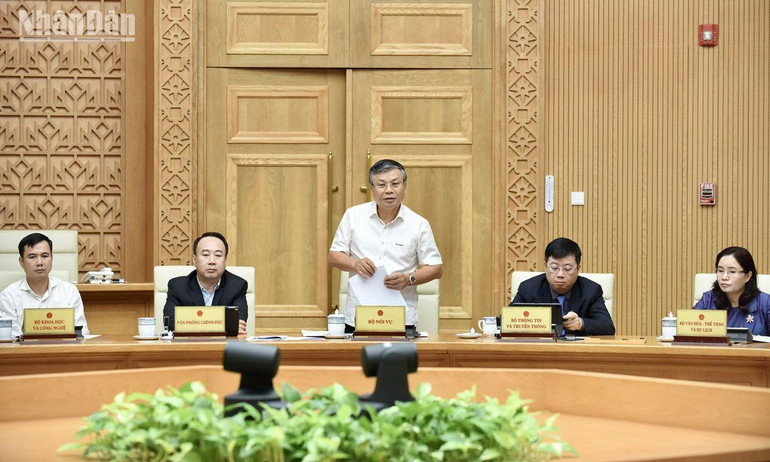 Đại diện lãnh đạo Bộ Nội vụ phát biểu ý kiến.