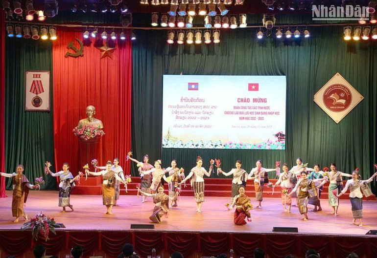 Văn nghệ chào mừng đoàn công tác các tỉnh nước Cộng hòa Dân chủ Nhân dân Lào đưa lưu học sinh sang nhập học.