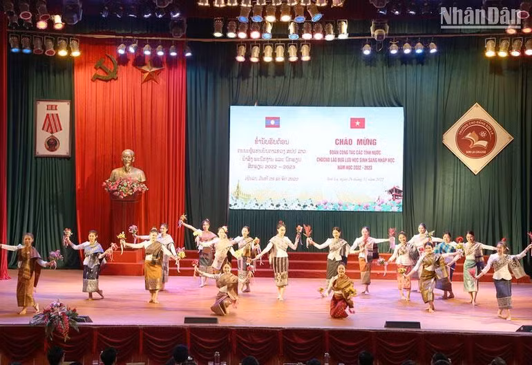Văn nghệ chào mừng đoàn công tác các tỉnh nước Cộng hòa Dân chủ Nhân dân Lào đưa lưu học sinh sang nhập học.