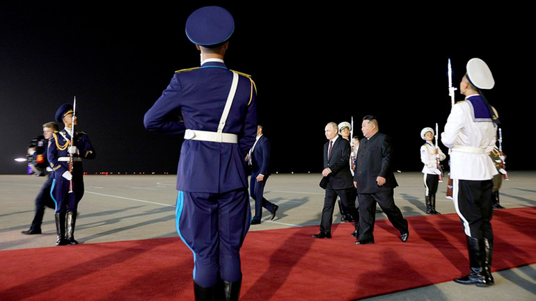 Lãnh đạo Triều Tiên Kim Jong-un đón Tổng thống Putin. (Ảnh: KREMLIN.RU)