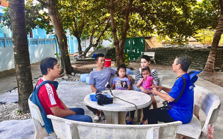 Nhà báo Phan Thanh Vũ và nhà báo Trần Quang Quý phỏng vấn một gia đình sinh sống trên đảo Trường Sa lớn. Nhà báo Phan Thanh Vũ và nhà báo Trần Quang Quý phỏng vấn một gia đình sinh sống trên đảo Trường Sa lớn.