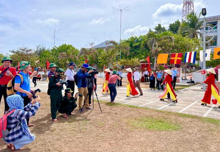 Các nhà báo tác nghiệp trong lễ duyệt binh trên đảo Song Tử Tây vào trưa 30/4/2024. Các nhà báo tác nghiệp trong lễ duyệt binh trên đảo Song Tử Tây vào trưa 30/4/2024.