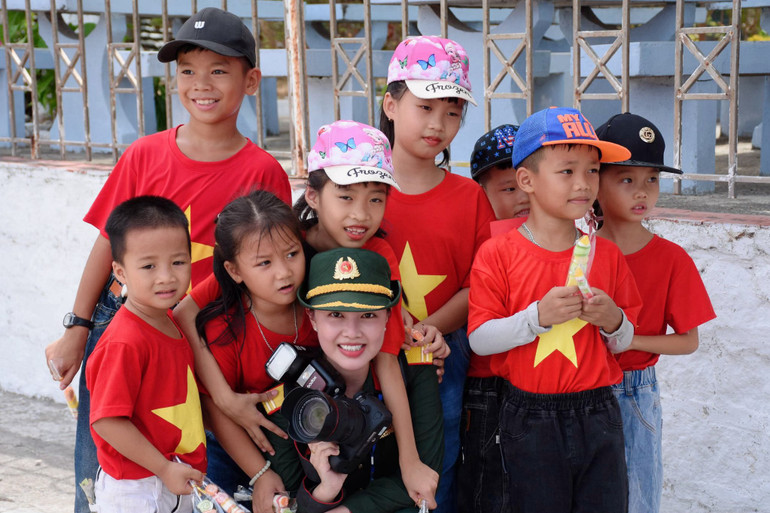 Biên tập viên Trần Thanh Tú, Tạp chí Hậu cần Quân đội bên những em bé trên đảo Song Tử Tây. Biên tập viên Trần Thanh Tú, Tạp chí Hậu cần Quân đội bên những em bé trên đảo Song Tử Tây.