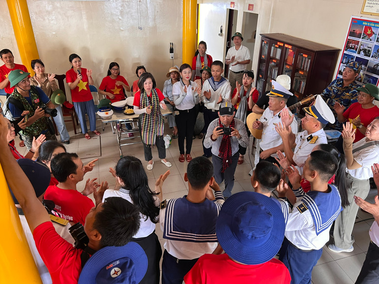 Nhà báo Nguyễn Phú Huân tác nghiệp trong hoạt động giao lưu văn nghệ trên nhà giàn DK1. Nhà báo Nguyễn Phú Huân tác nghiệp trong hoạt động giao lưu văn nghệ trên nhà giàn DK1.