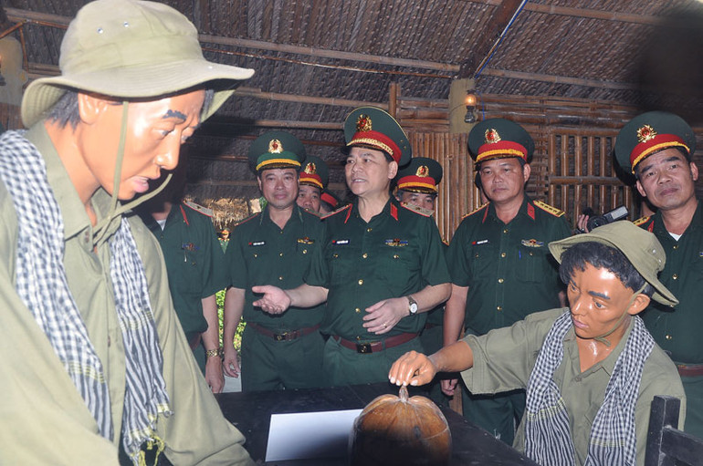 Lãnh đạo Bộ Quốc phòng thăm Khu di tích Chiến thắng Ấp Bắc.