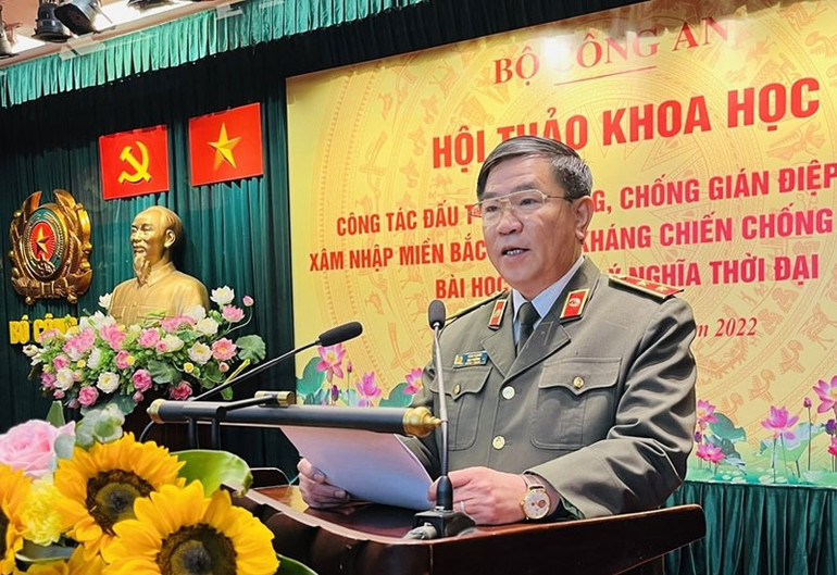 Trung tướng Trần Vi Dân, Cục trưởng Cục Khoa học, Chiến lược và Lịch sử Công an phát biểu đề dẫn hội thảo.