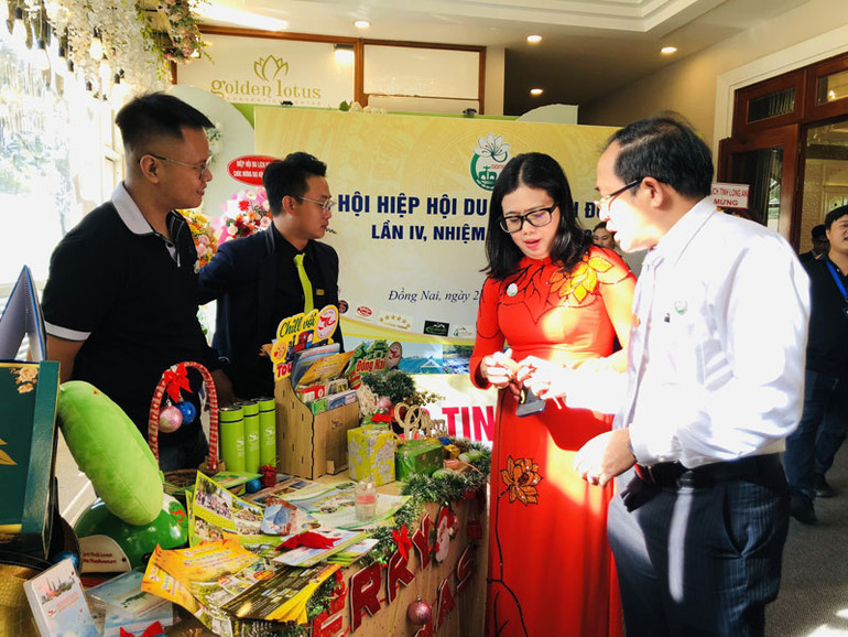 Các đại biểu tham quan gian trưng bày sản phẩm du lịch.