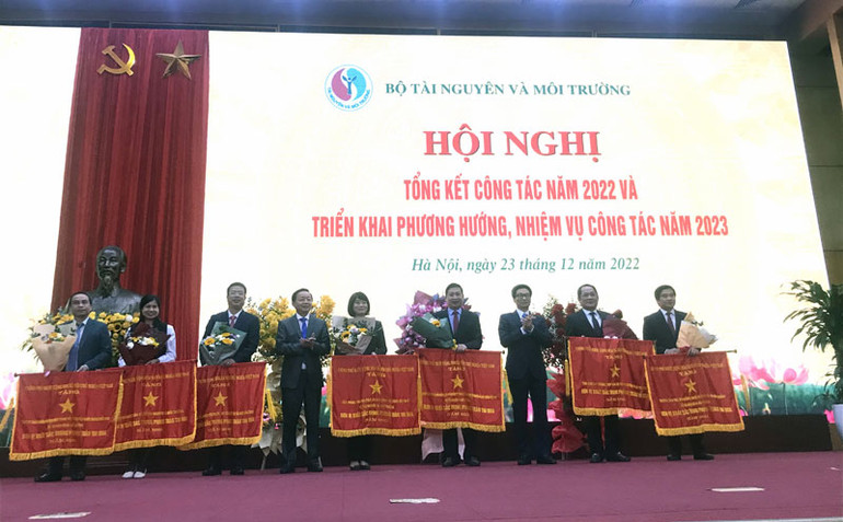 Phó Thủ tướng Vũ Đức Đam trao Cờ thi đua của Chính phủ cho các đơn vị trực thuộc Bộ Tài nguyên và Môi trường.