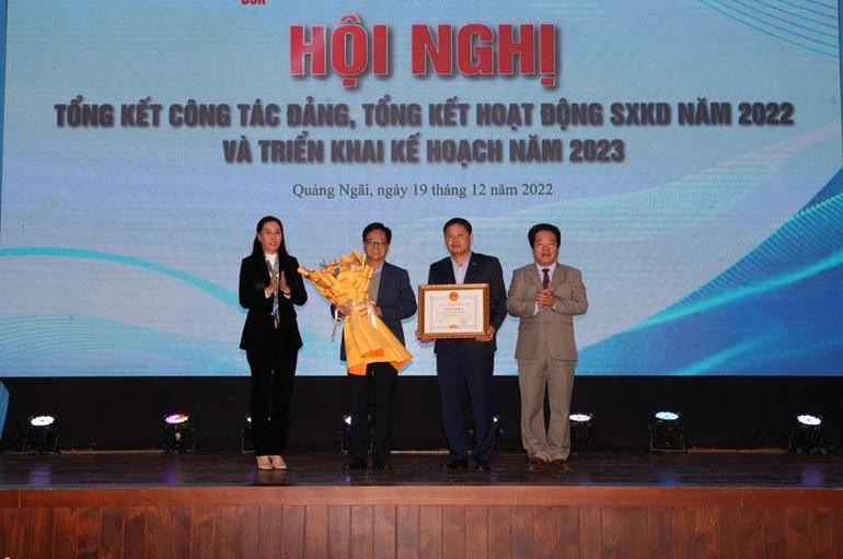 UBND tỉnh Quảng Ngãi tặng Bằng khen cho Công ty cổ phần Lọc hóa dầu Bình Sơn đã hoàn thành trước thời hạn các chỉ tiêu, kế hoạch sản xuất kinh doanh năm 2022.