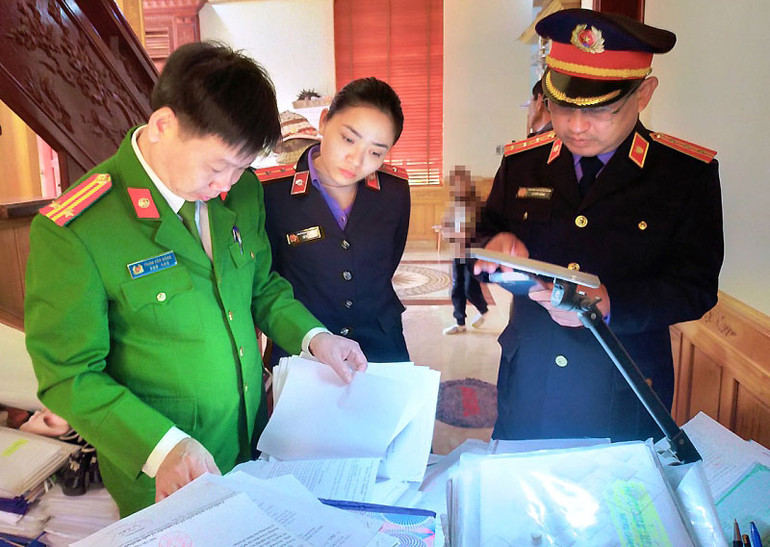 Qua khám xét nơi ở, làm việc, lực lượng chức năng đã thu được nhiều tài liệu phục vụ điều tra mở rộng. Qua khám xét nơi ở, làm việc, lực lượng chức năng đã thu được nhiều tài liệu phục vụ điều tra mở rộng.