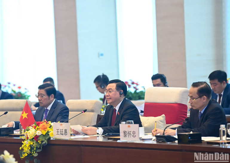 Chủ tịch Quốc hội Vương Đình Huệ phát biểu tại buổi hội kiến Tổng Bí thư, Chủ tịch Trung Quốc Tập Cận Bình, ngày 13/12/2023. (Ảnh: DUY LINH)