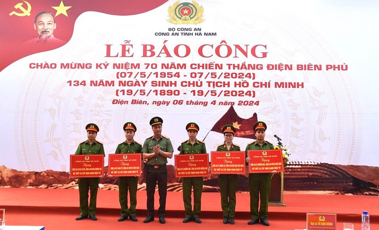 Đại tá Tô Anh Dũng, Giám đốc Công an tỉnh Hà Nam trao tặng 5 bộ thiết bị cấp định danh điện tử cho Công an các xã trên địa bàn tỉnh Điện Biên.