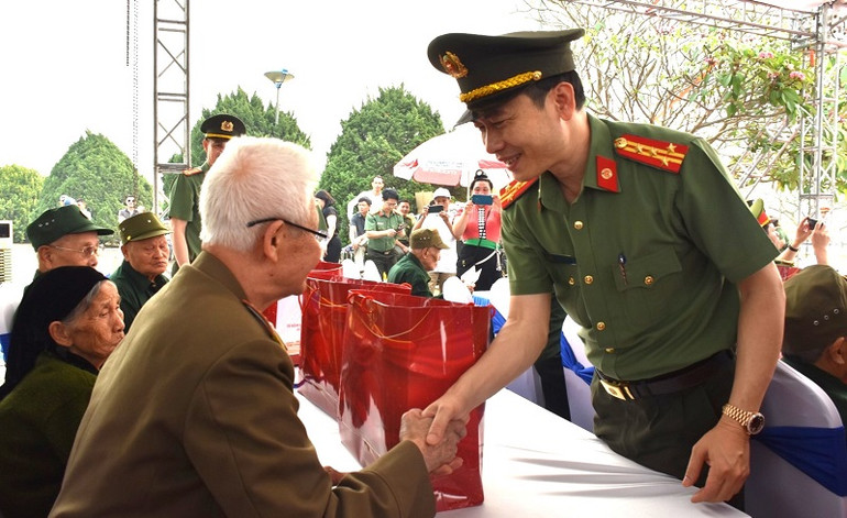 Đại tá Lê Văn Tuấn, Phó Giám đốc Công an tỉnh Hà Nam trao quà tới các cựu chiến sĩ tham gia chiến dịch Điện Biên Phủ.
