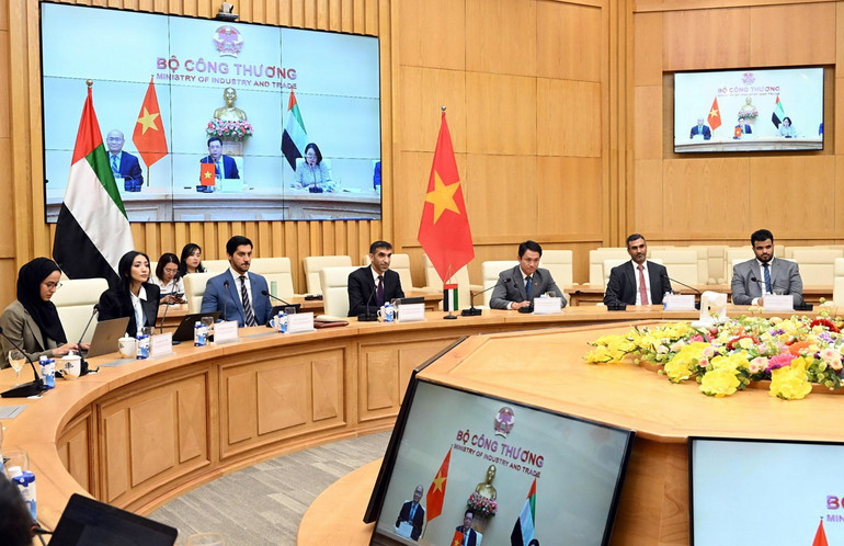Cuộc họp giữa Bộ Công thương Việt Nam và Bộ Kinh tế UAE do Bộ trưởng Nguyễn Hồng Diên và ông Thani bin Ahmed Al Zeyoudi Quốc vụ khanh Bộ Kinh tế UAE chủ trì chiều 30/7/2024, tại Hà Nội. (Ảnh: TTXVN)