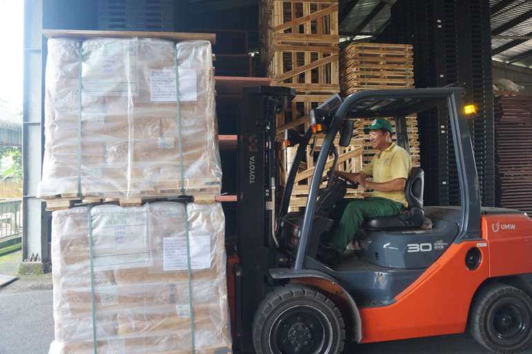 Vận chuyển mủ cao-su xuất khẩu tại Nhà máy Chế biến Trung tâm Công ty Cao-su Phú Riềng. Vận chuyển mủ cao-su xuất khẩu tại Nhà máy Chế biến Trung tâm Công ty Cao-su Phú Riềng.