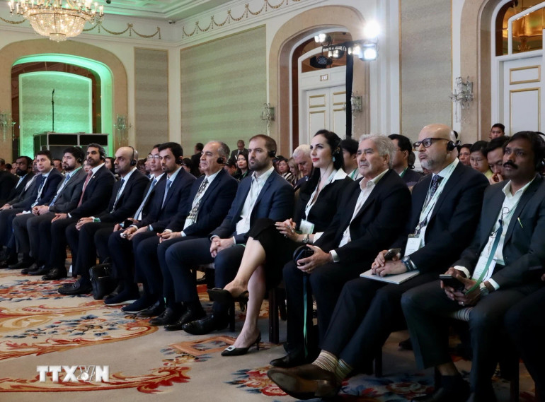 Ngày 9/5/2024, tại TP Hồ Chí Minh, Phòng Thương mại Quốc tế Dubai - Dubai Chambers (UAE) phối hợp với Trung tâm Xúc tiến Thương mại và Đầu tư Thành phố Hồ Chí Minh tổ chức Diễn đàn Kinh doanh tại Việt Nam nhằm trao đổi thông tin và thúc đẩy các cơ hội hợp tác thương mại-đầu tư. (Ảnh: Xuân Anh/TTXVN)