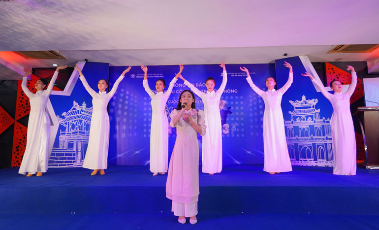 Biểu diễn một số tiết mục tại buổi trao đổi thông tin về cuộc thi với báo chí.