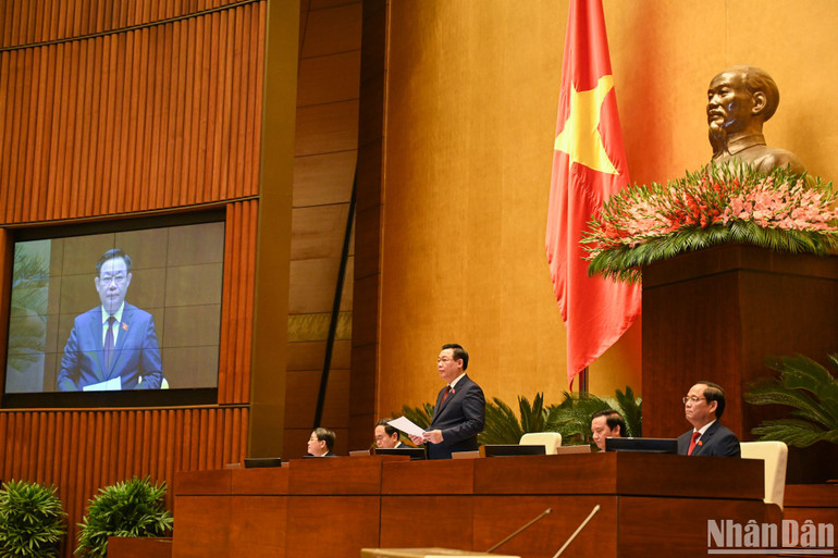 Chủ tịch Quốc hội Vương Đình Huệ phát biểu điều hành phiên họp. Chủ tịch Quốc hội Vương Đình Huệ phát biểu điều hành phiên họp.