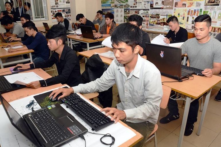 Giờ thực hành của sinh viên khoa Kiến trúc - Trường Đại học Kinh doanh và Công nghệ Hà Nội. (Ảnh: HÀ THU)