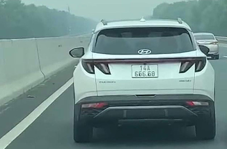 Biển ô-tô bị sửa.