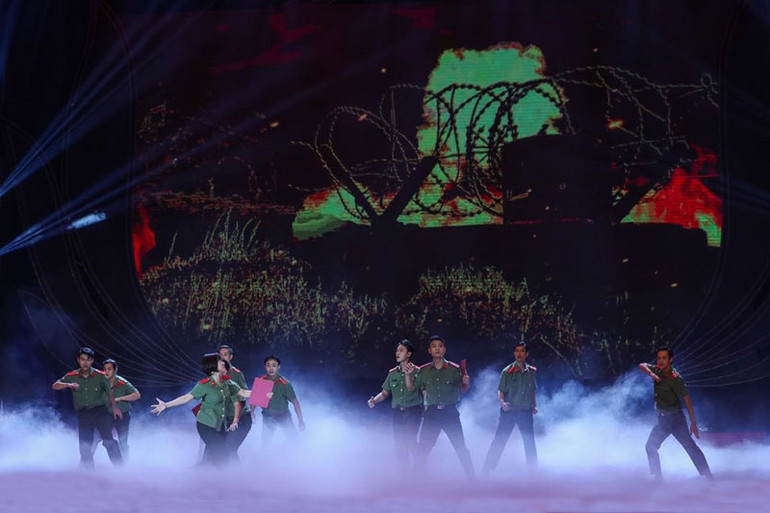 Thủ pháp sân khấu cùng sự hỗ trợ của công nghệ ánh sáng, âm thanh trong vở diễn mang đến nhiều xúc cảm thẩm mỹ cho người xem. (Ảnh: QUANG VINH)