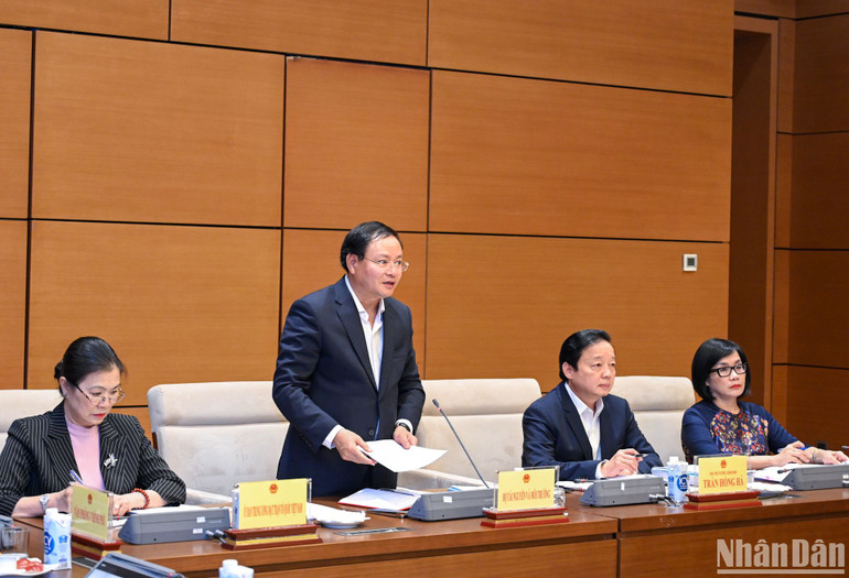 Thứ trưởng Tài nguyên và Môi trường Lê Minh Ngân trình bày báo cáo.