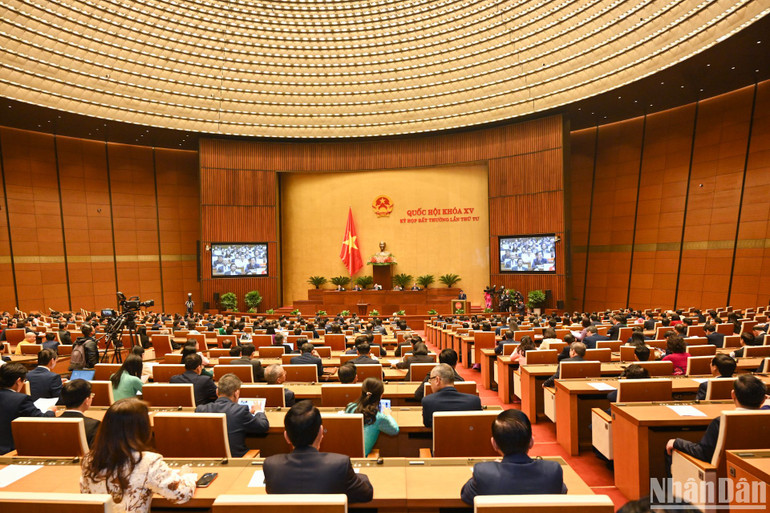 Quang cảnh kỳ họp bất thường lần thứ 4 tại Hội trường Diên Hồng. Quang cảnh kỳ họp bất thường lần thứ 4 tại Hội trường Diên Hồng.