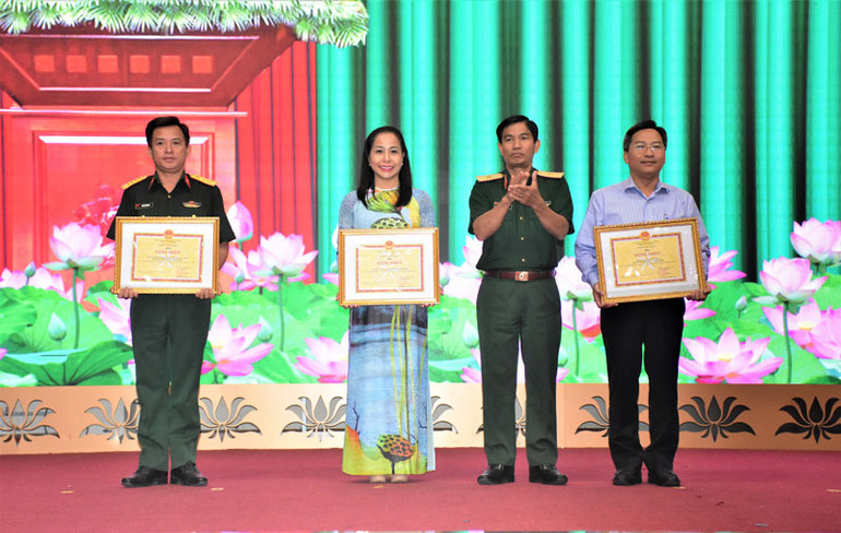 Đại diện Quân khu 7 tặng bằng khen cho các tập thể và cá nhân thành tích xuất sắc trong thực hiện công tác giáo dục quốc phòng và an ninh năm 2022.