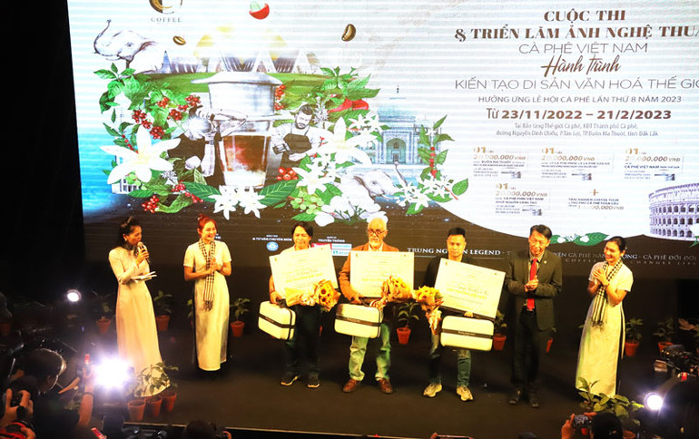 Ban tổ chức cuộc thi ảnh nghệ thuật “Cà-phê Việt Nam - Hành trình kiến tạo di sản văn hóa thế giới” trao giải cho các tác giả có tác phẩm đoạt giải.