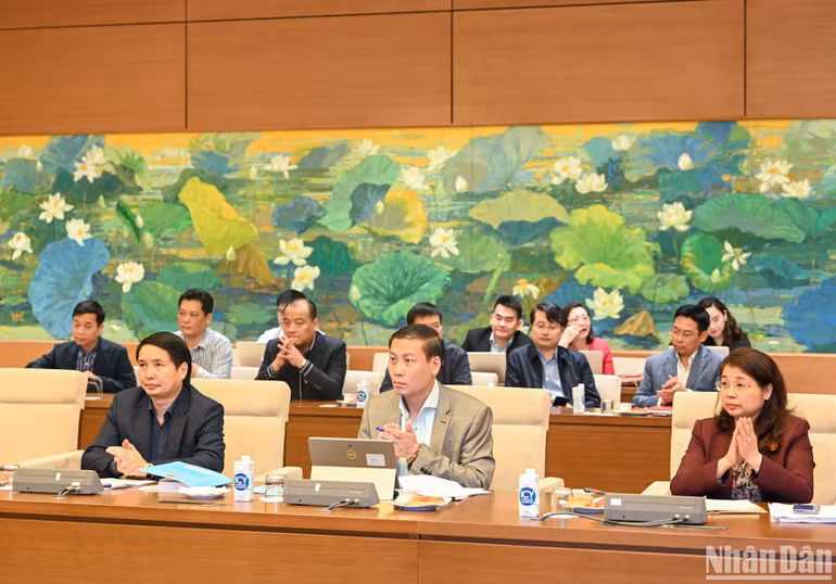 Các đại biểu dự buổi làm việc.