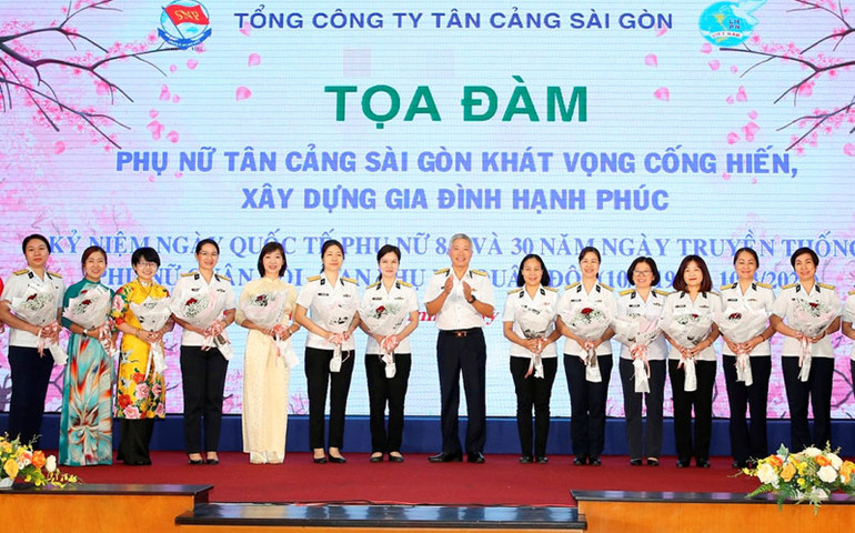 Lãnh đạo Tổng Công ty Tân Cảng Sài Gòn tặng hoa chúc mừng cán bộ, hội viên trong đơn vị.