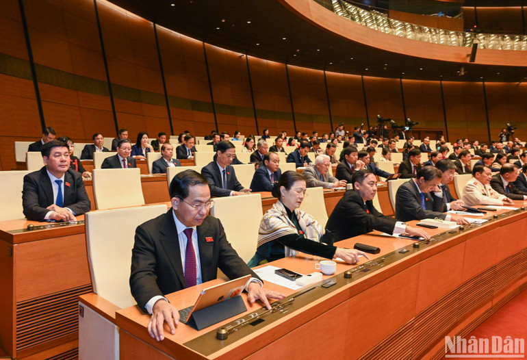 Các đại biểu Quốc hội biểu quyết thông qua chương trình kỳ họp. Các đại biểu Quốc hội biểu quyết thông qua chương trình kỳ họp.