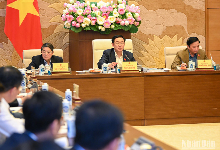 Chủ tịch Quốc hội Vương Đình Huệ phát biểu ý kiến.