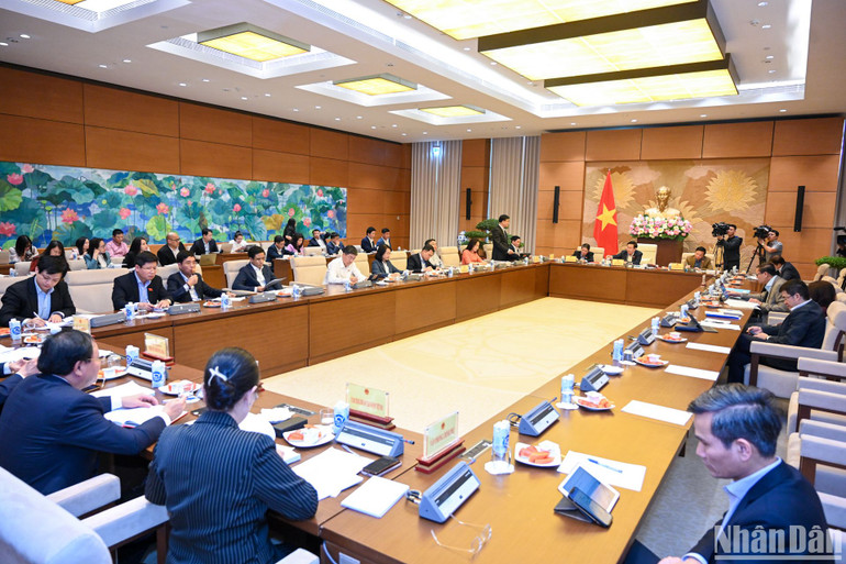 Quang cảnh buổi làm việc tại Nhà Quốc hội.