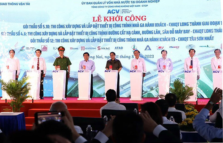 Thủ tướng Chính phủ Phạm Minh Chính cùng các đại biểu nhấn nút khởi công xây dựng nhà ga hành khách và đường cất hạ cánh, sân đỗ máy bay sân bay Long Thành.