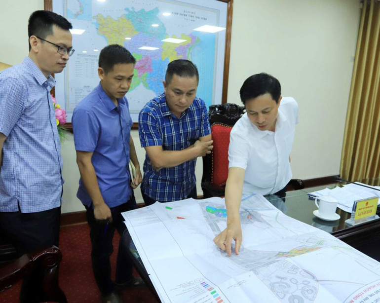 Đồng chí Lại Văn Hoàn, Phó Chủ tịch Ủy ban nhân dân tỉnh Thái Bình (bên phải) phân tích, làm rõ diện tích khu rừng đặc dụng tại huyện Tiền Hải với phóng viên Báo Nhân Dân.