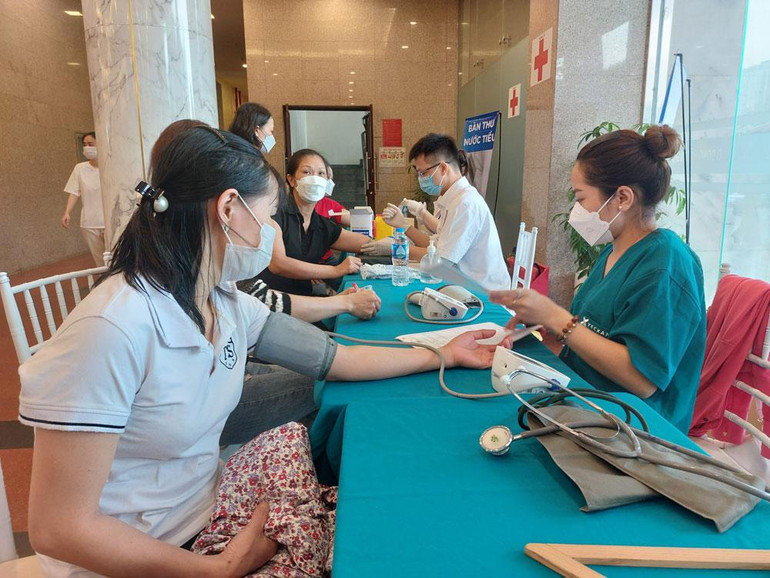 Tư vấn, khám bệnh miễn phí cho nữ công nhân, lao động ngay sau lễ ra mắt Trung tâm.