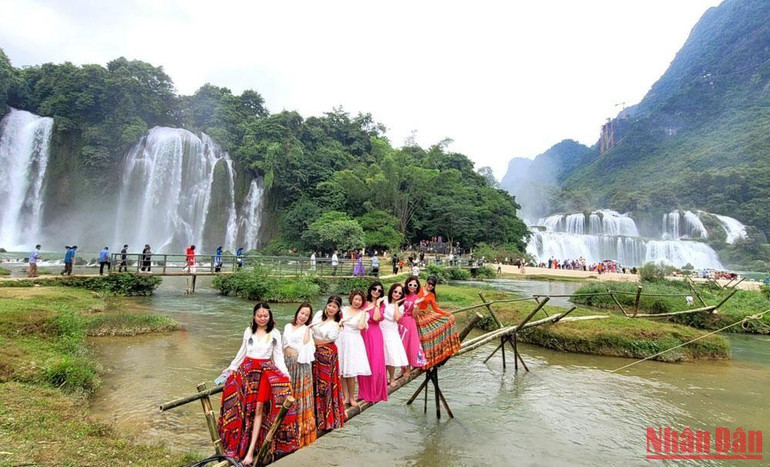 Ngày 8/10, hàng chục nghìn du khách trong và ngoài nước đã đến dự Lễ hội du lịch thác Bản Giốc.