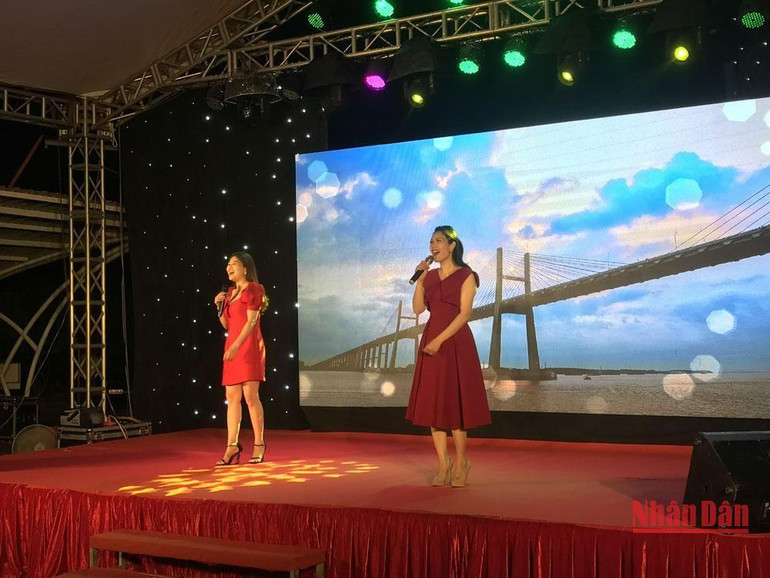 Chương trình giao lưu văn nghệ doanh nhân.