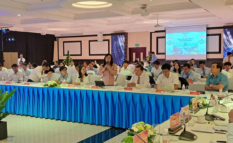 Các đại biểu phát biểu tại hội thảo.