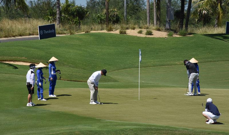 Du khách Hàn Quốc trải nghiệm du lịch golf tại BRG Đà Nẵng Golf Resort. (Ảnh: ANH ĐÀO)