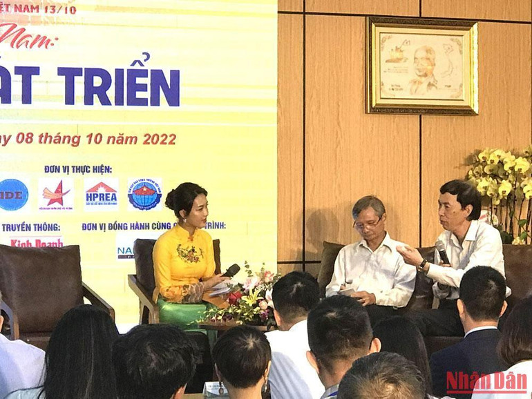 Tọa đàm trao đổi giữa các đại biểu trong chương trình.