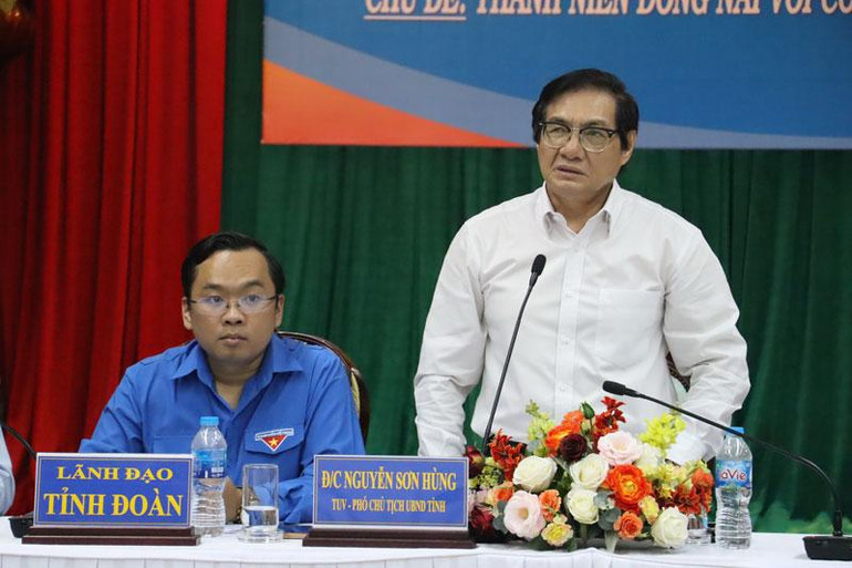 Phó Chủ tịch Ủy ban nhân dân tỉnh Đồng Nai Nguyễn Sơn Hùng phát biểu tại buổi đối thoại.