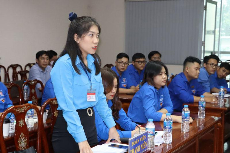 Đoàn viên thanh niên đặt câu hỏi tại buổi đối thoại.